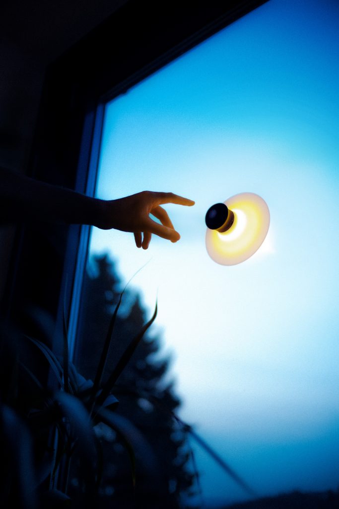 neozoon kickstarter suction lamp on window
